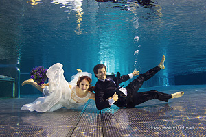 Ania i Antek w sesji ślubnej pod wodą. zdjęcie 6