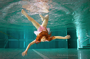 Oliwia tańczy pod wodą. zdjęcie 4