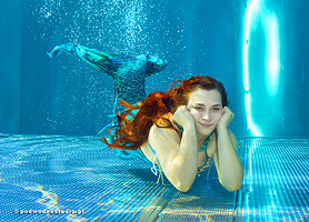 Syrenka Ola tańczy pod wodą. zdjęcie 2